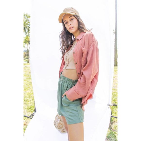 Very J: Raw Edge Hem Woven Shirt Blush Small - Picture 2 of 3